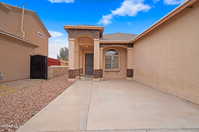 Building Photo - 14696 Jesus Almeida