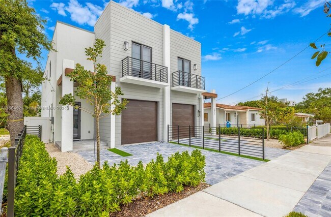 Building Photo - 2921 SW 26th St