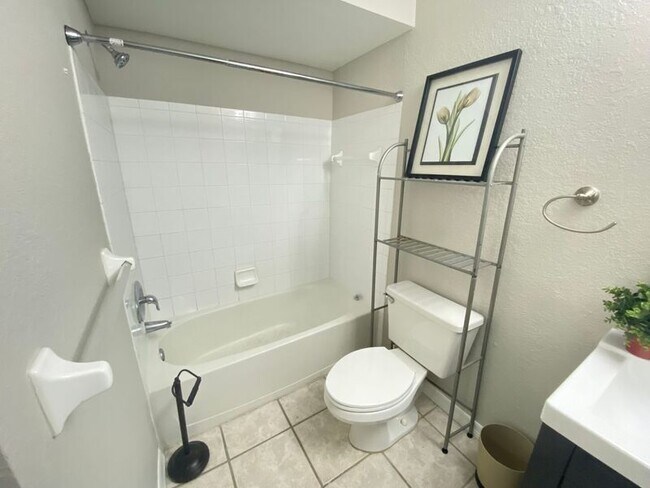 Building Photo - 13827 Fairway Island Dr