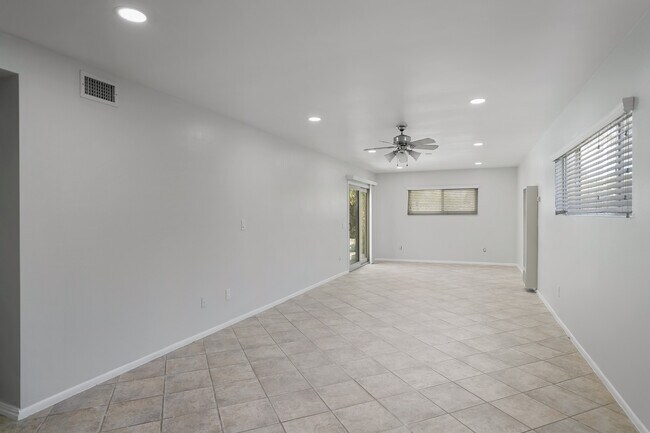 Building Photo - 7055 Avenida Leon