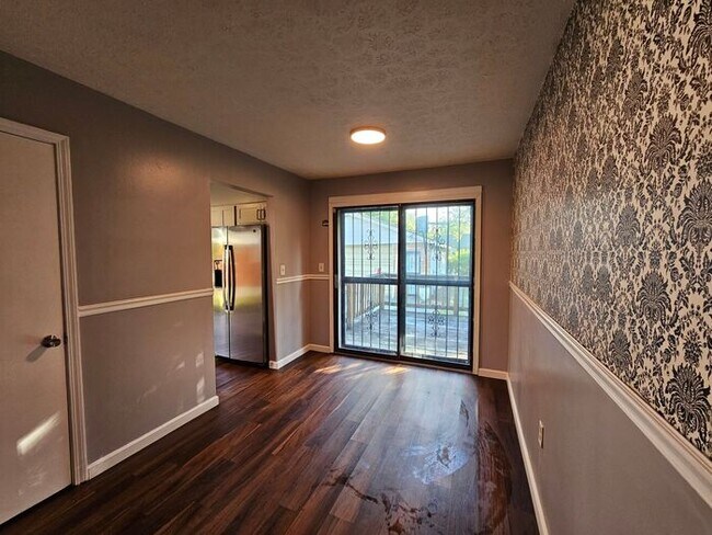 Building Photo - Spacious 3 Bedroom, 1.5 Bath House with Detached Garage