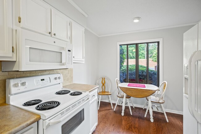 Building Photo - Great 2 Bedroom Available End Of July