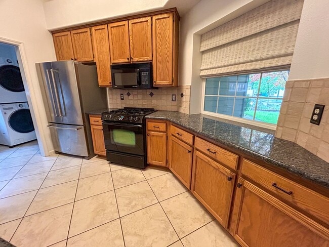 Building Photo - 3 Bedroom Home for Rent in Chico CA | Garage, Private Yard, Central HVAC