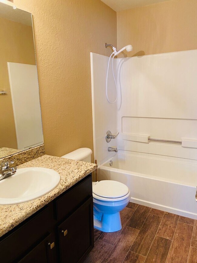 Building Photo - 5 bedroom 3 bath Remolded home Ready to mo...
