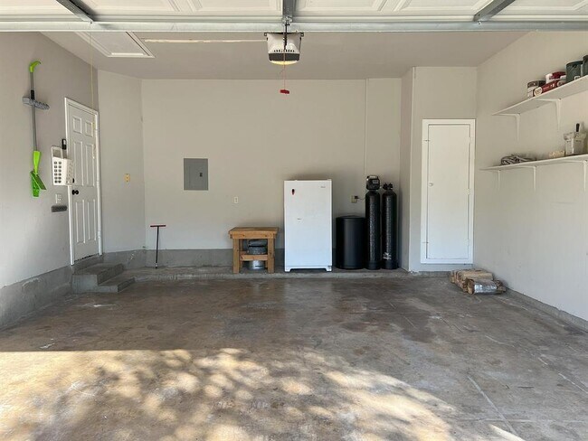 Building Photo - 1112 Vanderbilt Cir