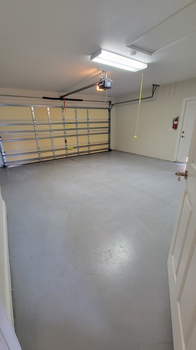 Building Photo - 6329 Hemlock Rd