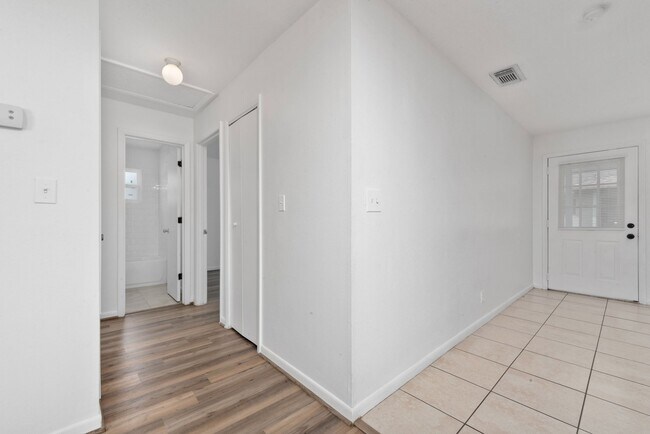 Building Photo - 909 W Orange St