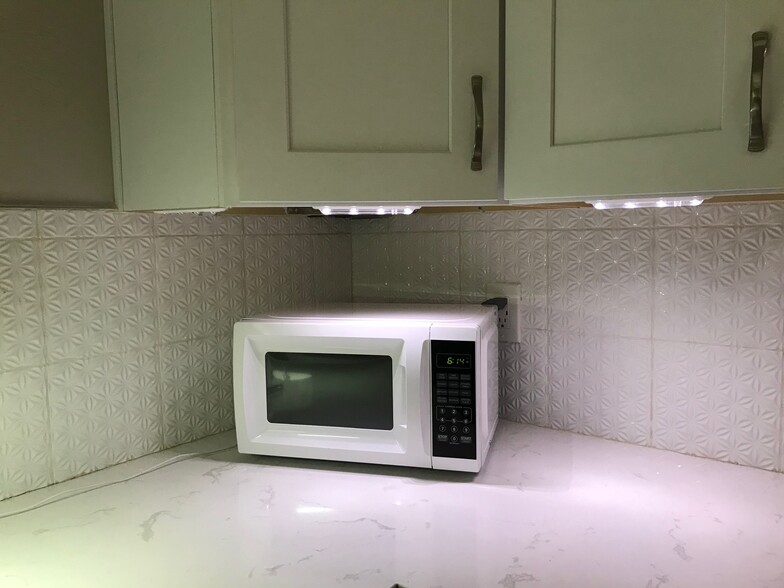 Microwave and undercabinet lighting - 7350 N Pima Rd