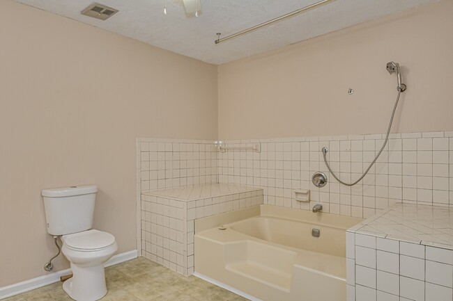 Building Photo - 4410 Goshen Lake Dr S