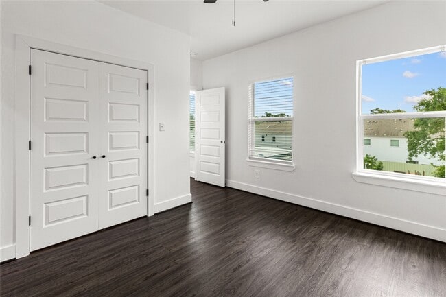 Building Photo - 2204 Hoskins Dr