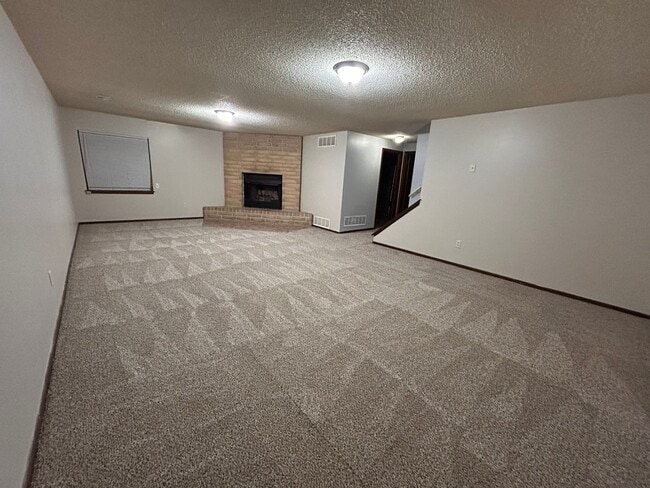 Building Photo - Spacious 3 Bedroom, 2 Bath Duplex