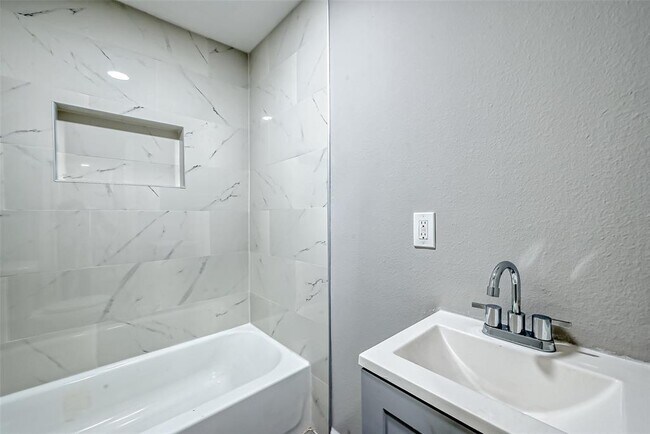 Building Photo - 3274 Reeves St