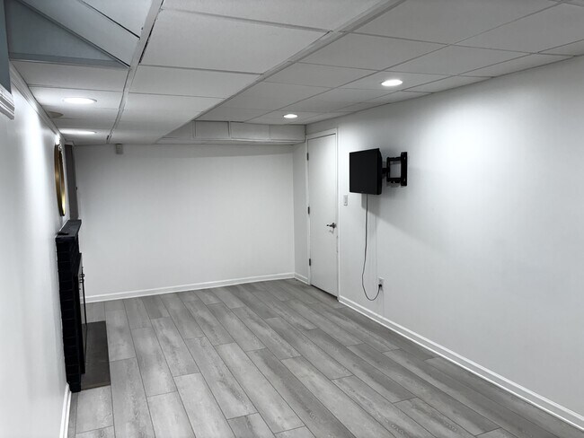 Building Photo - 4106 Woodlawn Pike