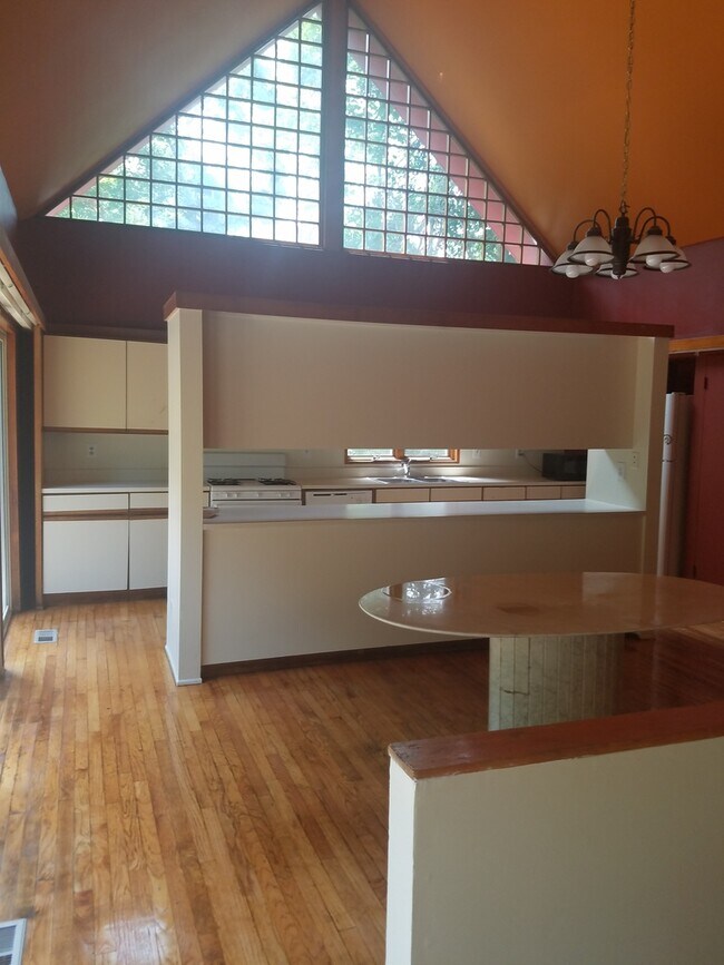 Building Photo - Single Family Home within walking distance to Quinnipiac