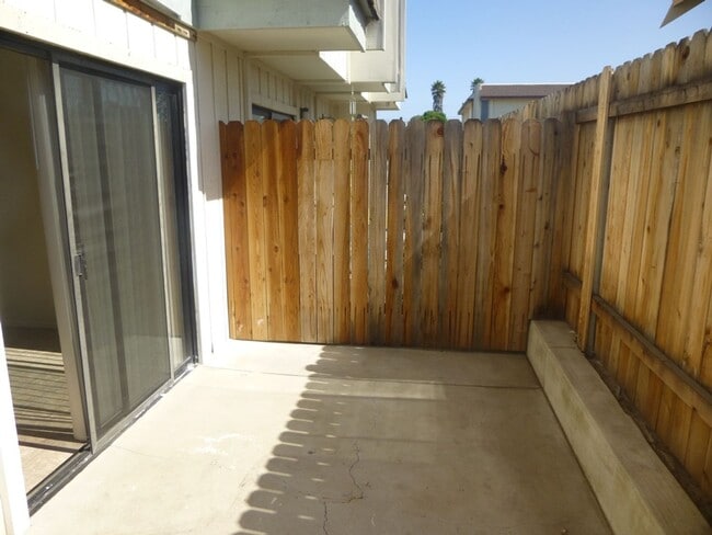 Building Photo - uni600