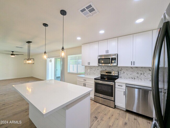 Building Photo - 121 N Flint Cir