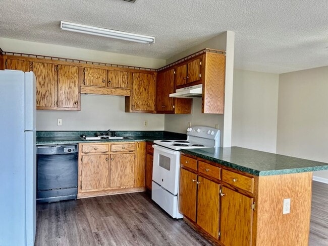 Building Photo - Rockcreek Dr #26 &amp; 28