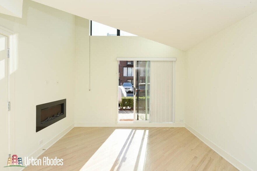 Building Photo - 935 W Grace St