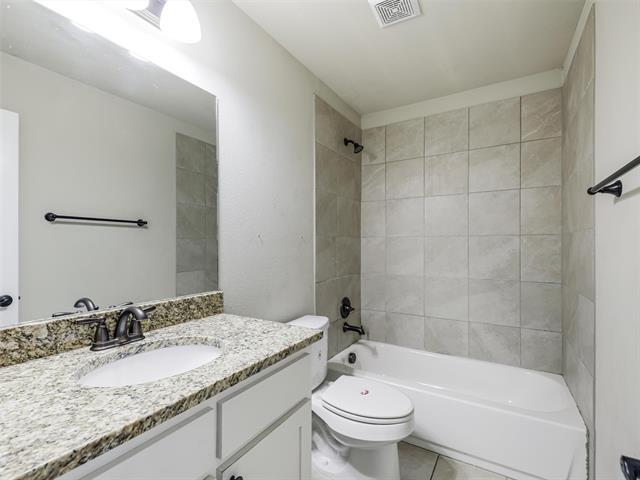 Building Photo - 4918 Villas Dr