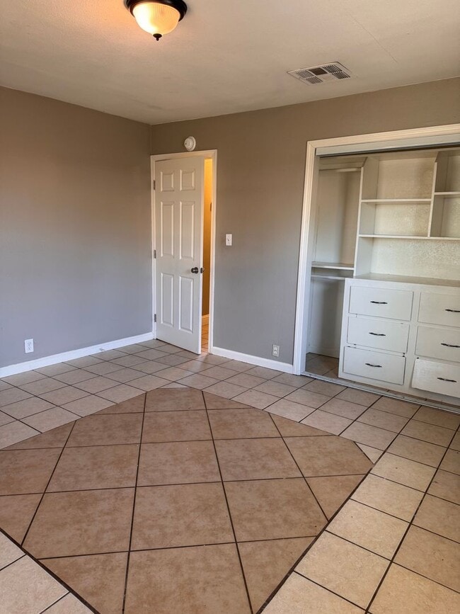 Building Photo - Beautifully Updated 4/2 in Old Fig