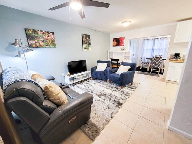 Building Photo - 735 SE 4th Ave