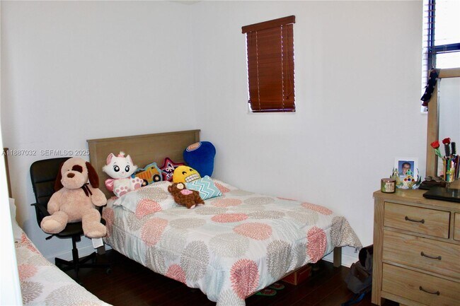 Building Photo - 3728 SE 5th Ct