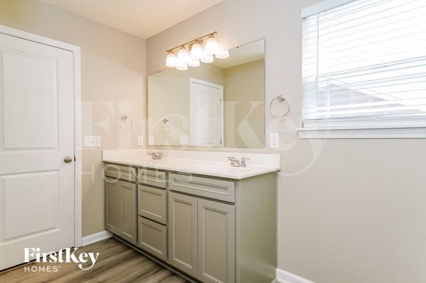 Building Photo - 3370 S Cordell Rd