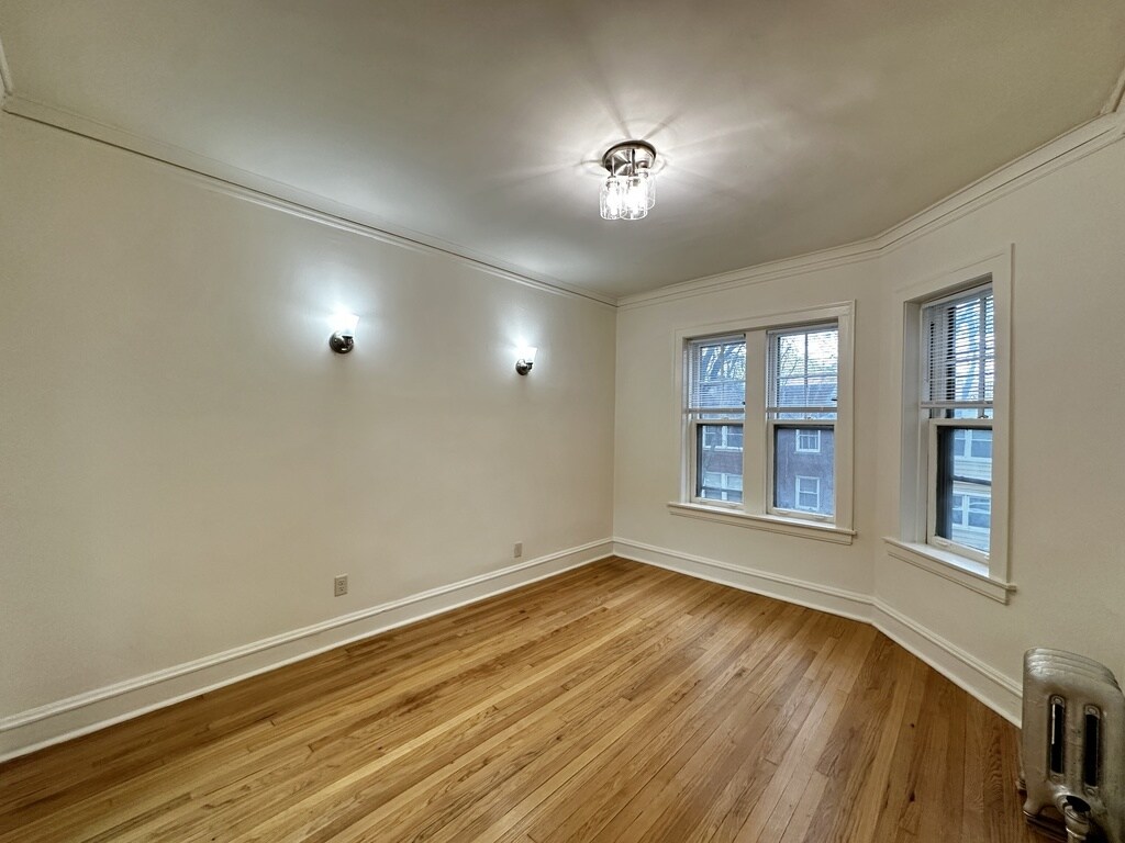 Building Photo - 2633 W Ainslie St