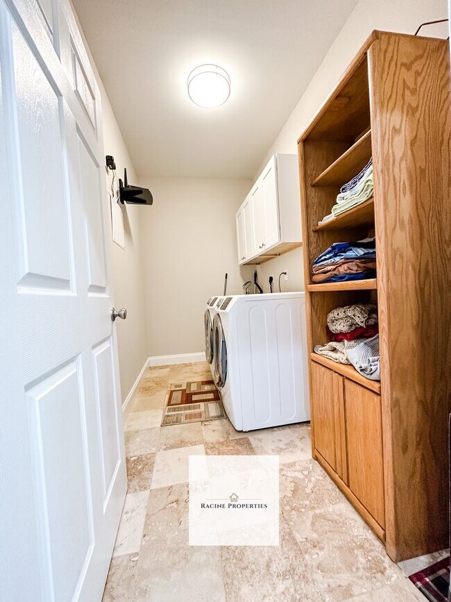 Building Photo - Fully furnished 2 bd/2 ba Condo with view of Lake Hartwell