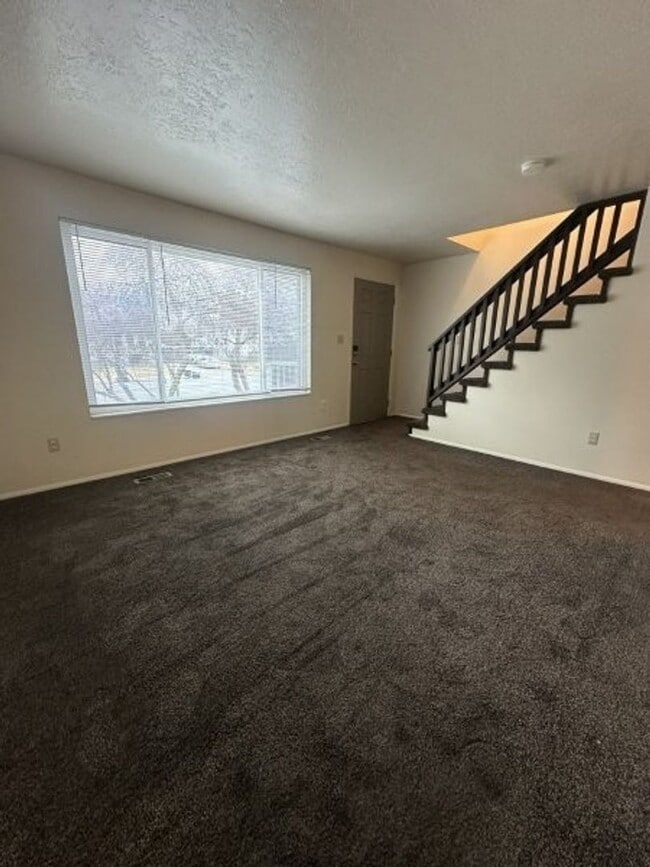 Building Photo - 700 700 W