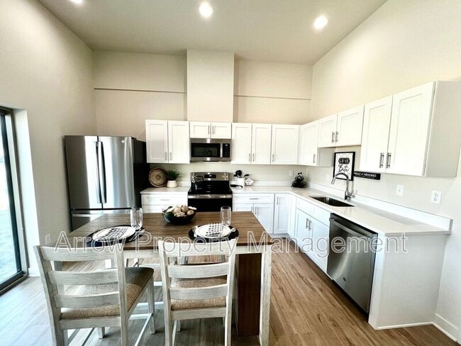 Building Photo - 1067 Claude Rd