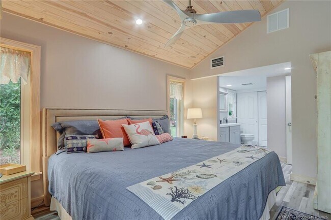 Building Photo - 64 NE Acacia Trail