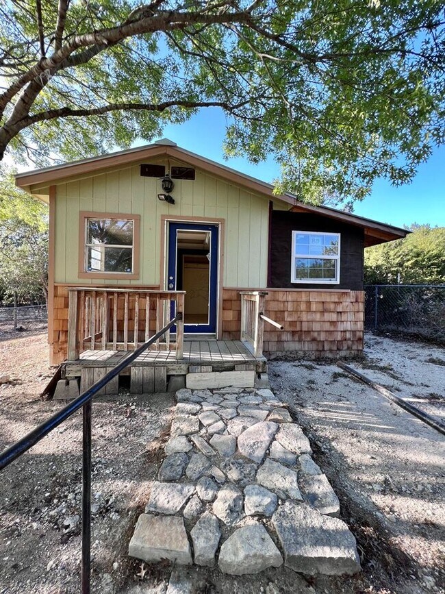 Building Photo - 2 Bedroom On Nicely Sized Lot