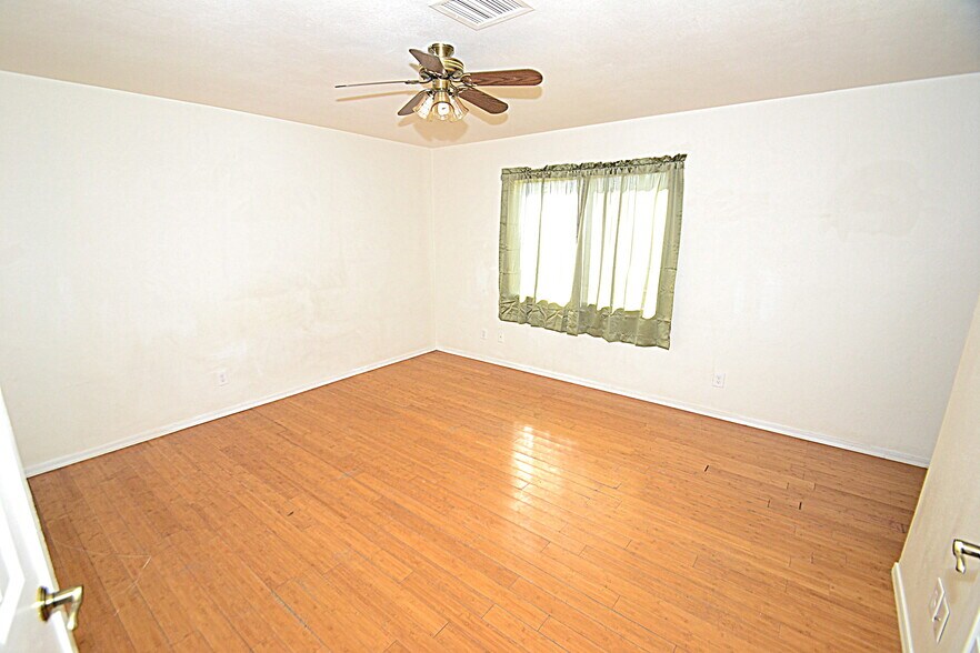 Building Photo - 6941 W Vermont Ave