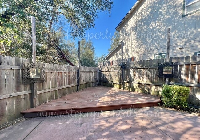 Building Photo - Elegant and Spacious 3-Bedroom Home with Modern Upgrades!