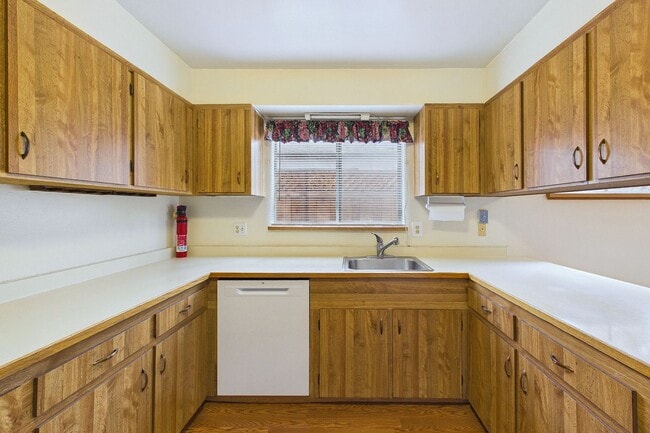 Building Photo - 1333 Regent St