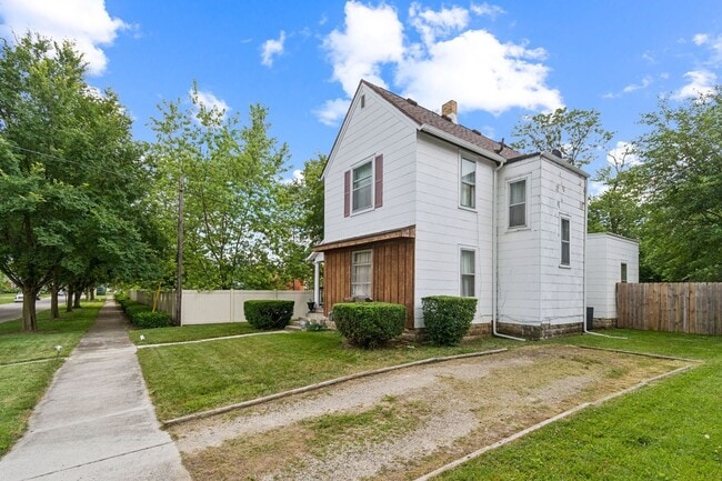 Building Photo - Charming 3BR House in Fostoria