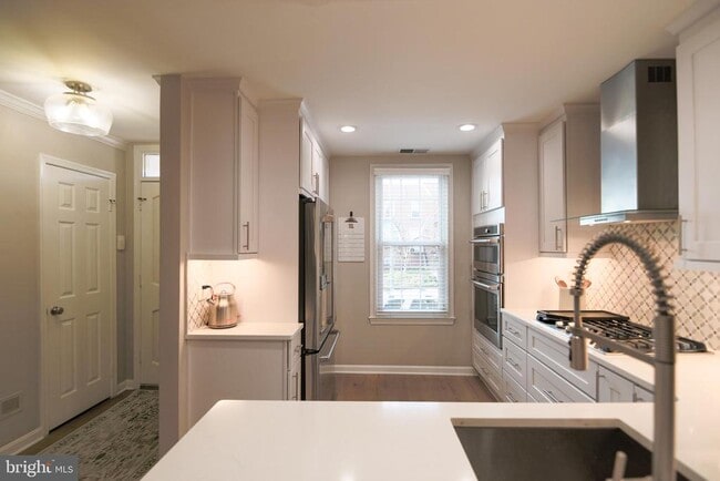 Building Photo - 332 S Alfred St