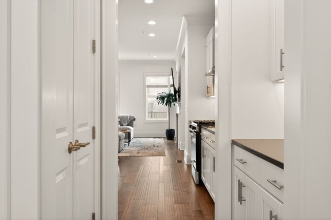 Building Photo - 4 bedroom 4.5 bath townhouse @ Midtown!