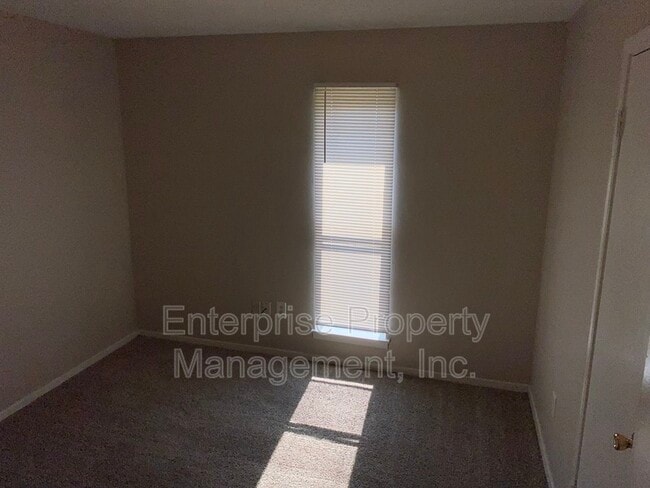 Building Photo - 4381 Howardcrest Dr