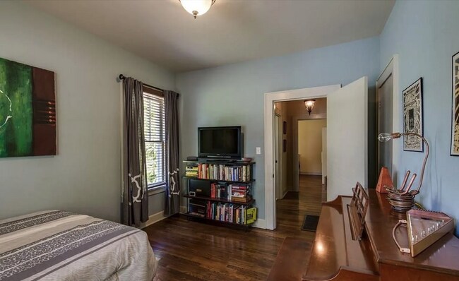 Building Photo - Cute 3 bed w/bonus space. Fenced yard. Loc...