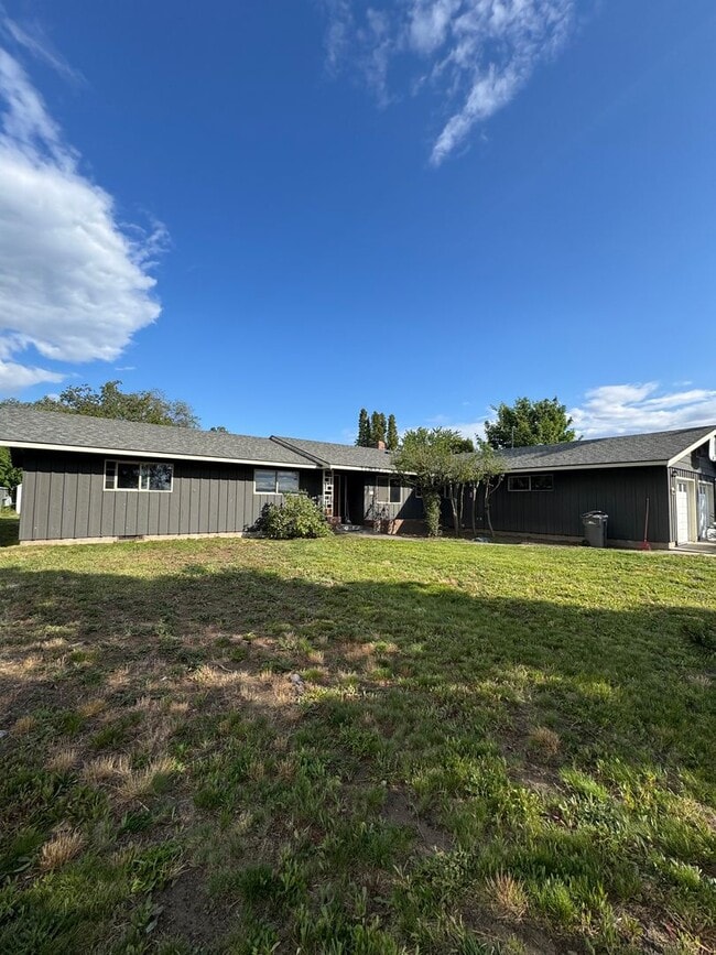 Building Photo - Spacious 5 Bedroom Rental by Park