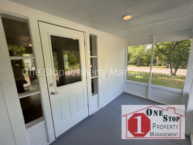 Building Photo - Adorable  Remodeled 3 Bedroom 2 Bathroom C...