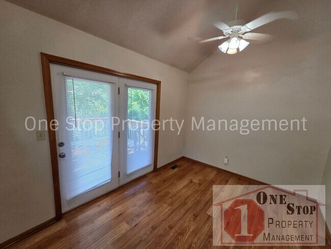 Building Photo - Spacious 3 bedroom, 2 bathroom duplex in Kansas City North!