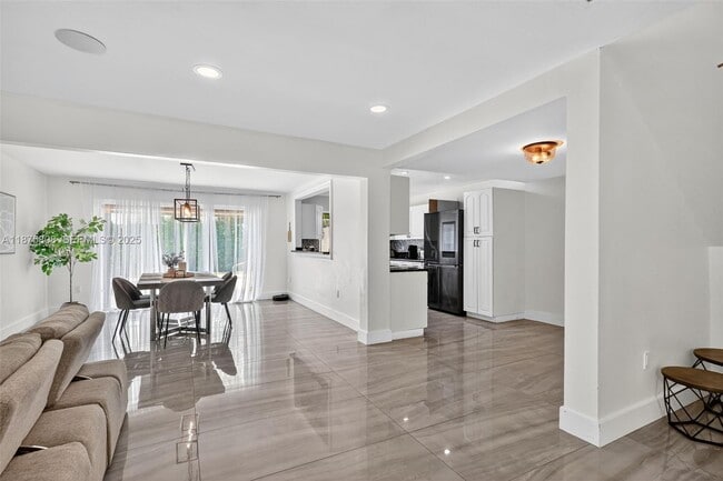 Building Photo - 20424 NE 10th Ct Rd