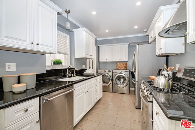 Building Photo - 852 11th St