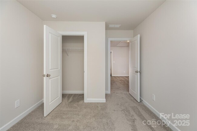 Building Photo - 4135 Smt Wds Dr