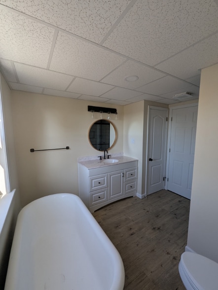 Building Photo - 228 N School St