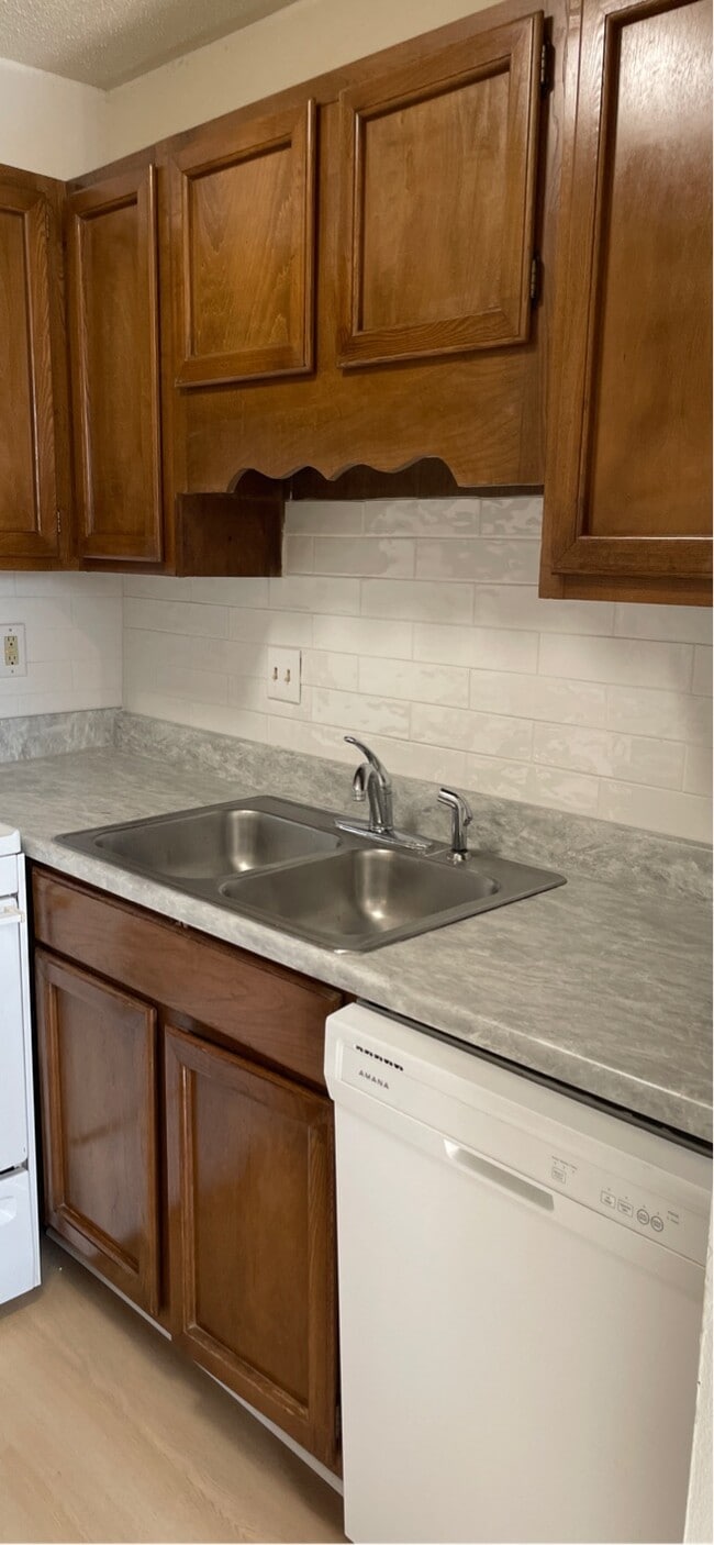 Building Photo - 401 Shadow Oaks Dr