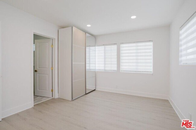 Building Photo - 9620 Woodale Ave